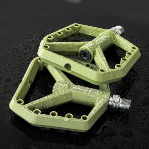 Flat pedals for mountain and road cycling