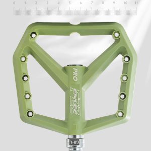 Wide and grippy flat platform pedals
